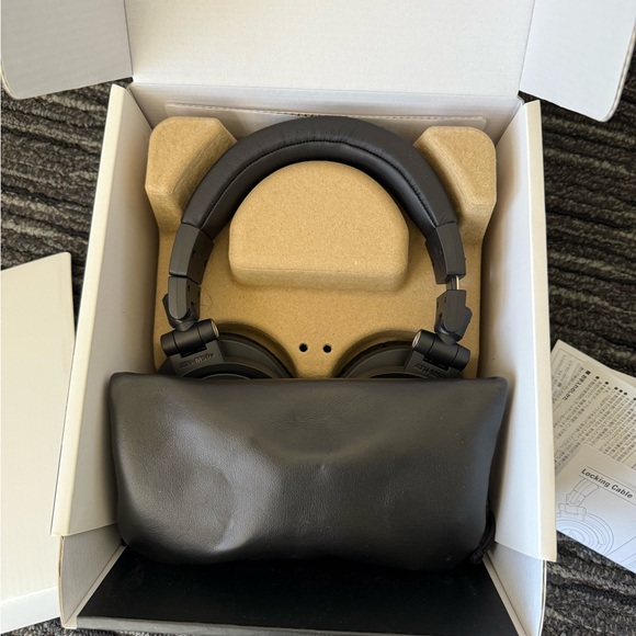 Audio Technica ATH-M50x Closed-back Studio Monitoring Headphones - Picture 9 of 10